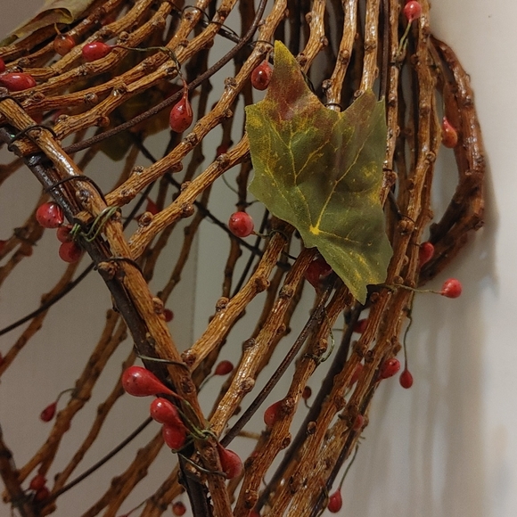 Wicker Cornacopia basket with berries and leaves - Picture 2 of 6